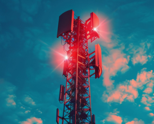Une tour de télécommunication avec plusieurs antennes et des lumières rouges sur fond de ciel partiellement nuageux.
